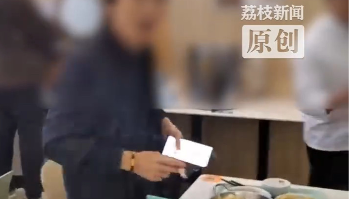 男子食堂礼貌劝阻大爷抽烟遭威胁