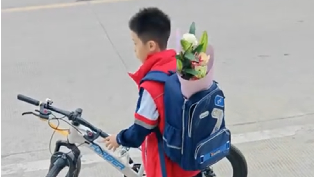 男孩给妈妈买花庆生店主感动送康乃馨