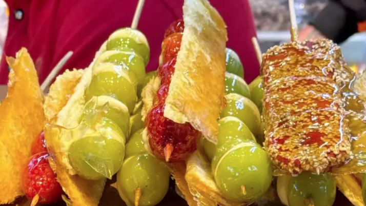 第一批奶皮子糖葫芦受害者现身，女子吃出“糖化脸”