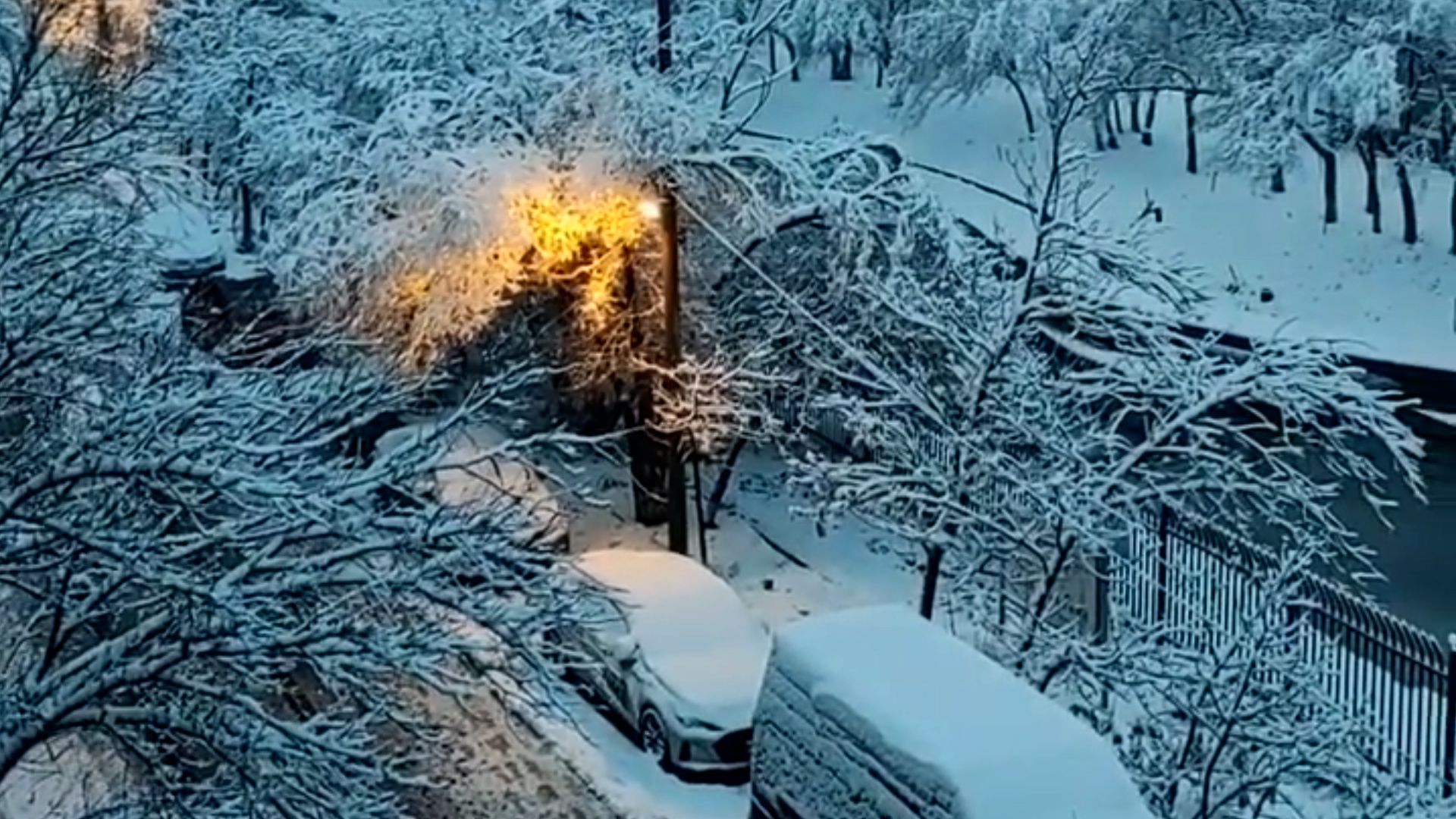 乌鲁木齐发布暴雪橙色预警！中小学停课一天