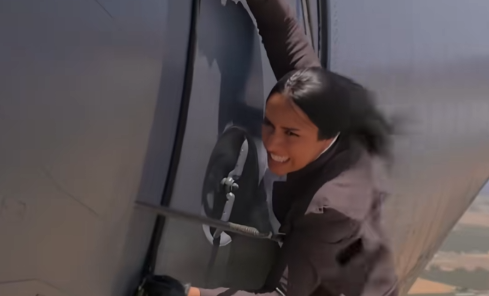 重现名场面！美国女博主徒手扒飞机，以时速260公里飞行