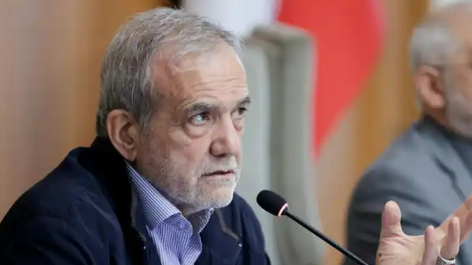 伊朗总统：美国想让伊朗一直跪着