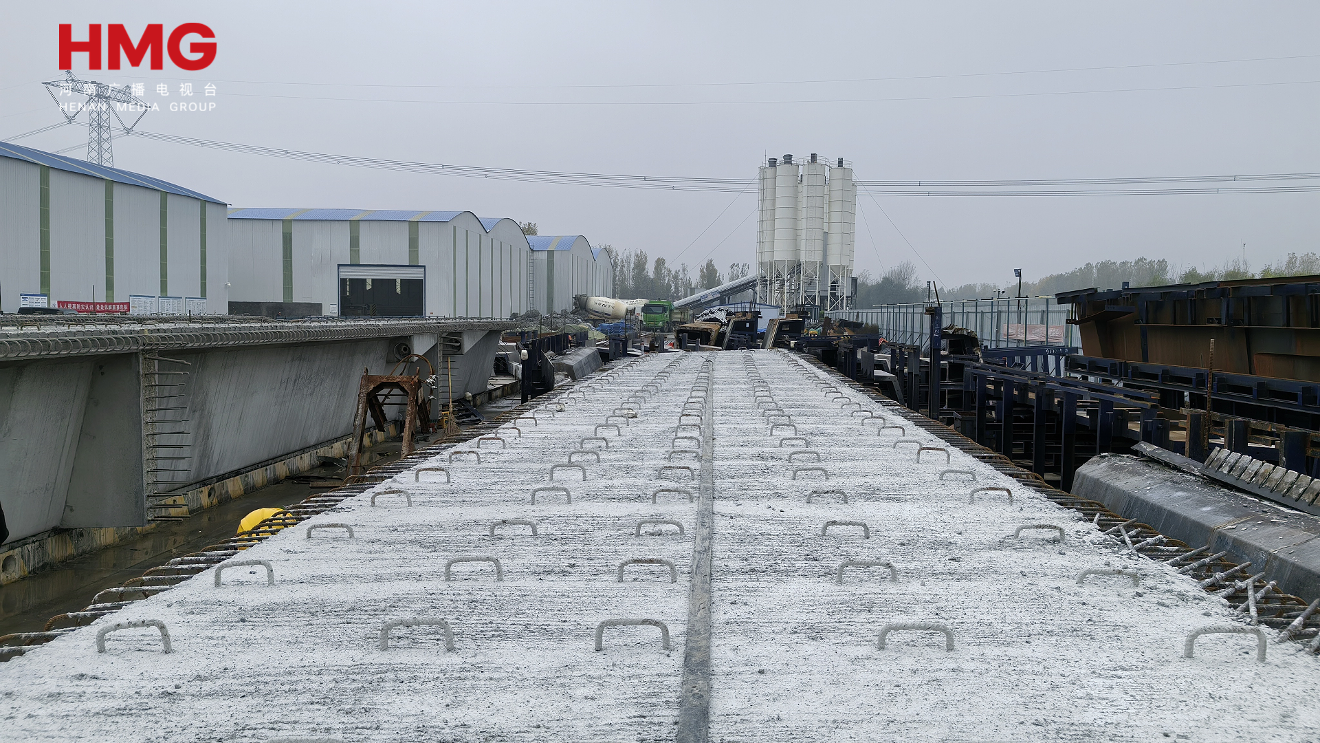 新乡S227项目天然渠桥首片预制箱梁成功浇筑