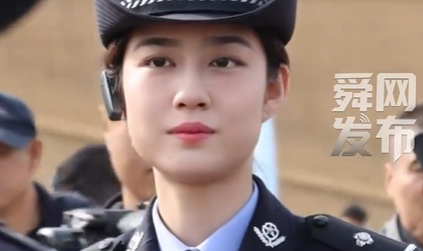 西安高颜值女警察引人注目 又美又飒