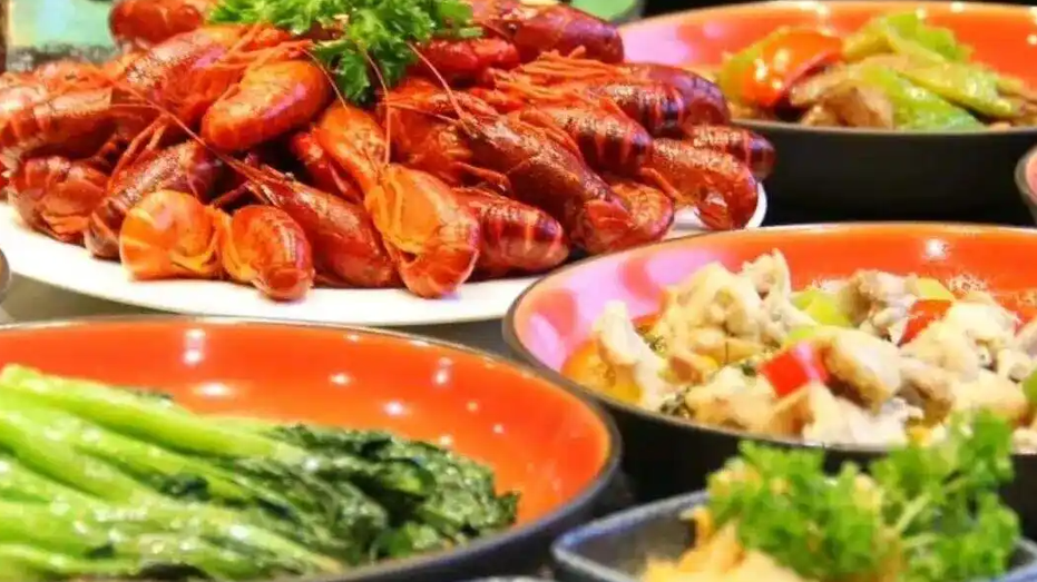 五星级酒店推40元剩菜盲盒：有大闸蟹生蚝甚至鹅肝