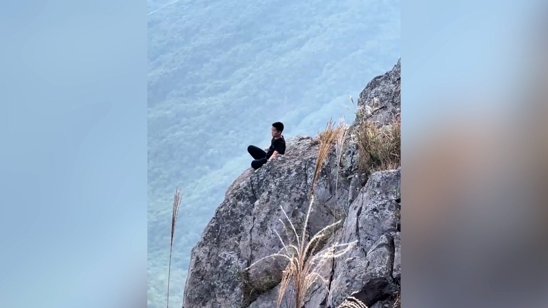 男子悬崖边盘腿打坐“修炼”，景区：有警示牌，正寻找该游客