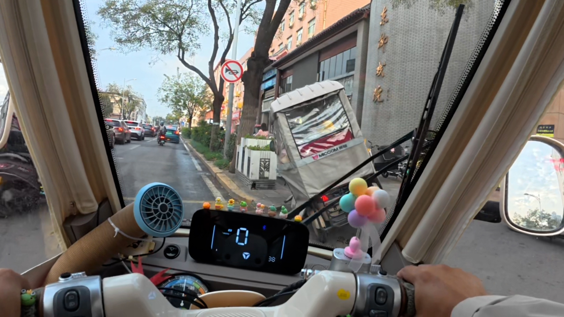 路遇三轮车侧翻一大两小被困，男子果断停车与路人一起施救