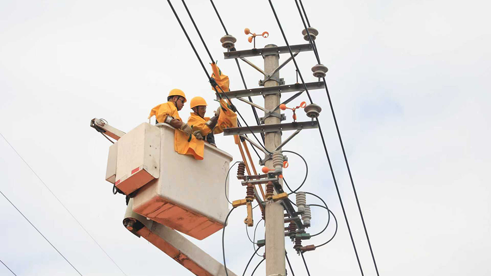 汝南供电带电作业“零感知” 优质服务“不间断”