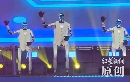 宇树机器人表演功夫时意外“翻车”，负责人：踩到衣服了