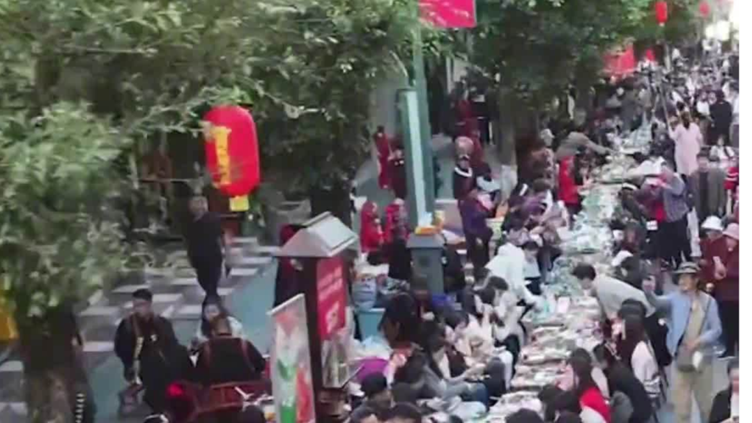 云南“天下最长宴席” 2041桌总长2147米！