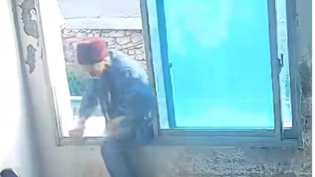 82岁奶奶忘带钥匙 搭梯爬2楼翻窗回家