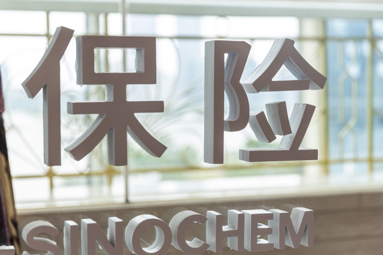 泰康人寿南阳中支健保通理赔暖人心  客户家属赠锦旗致谢