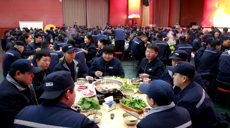 一天400斤羊肉管够！“最爱发钱老板”请一线员工吃火锅