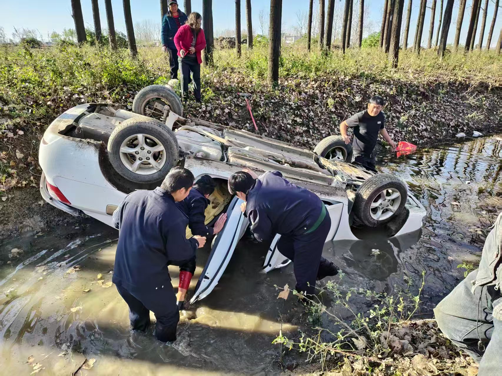 平舆民警徒手救援坠沟轿车被困群众