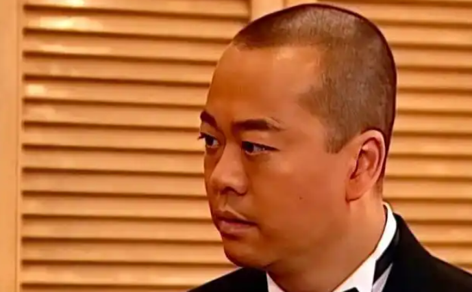 欧阳震华自曝脸上曾遭“蛇缠腰”险失明