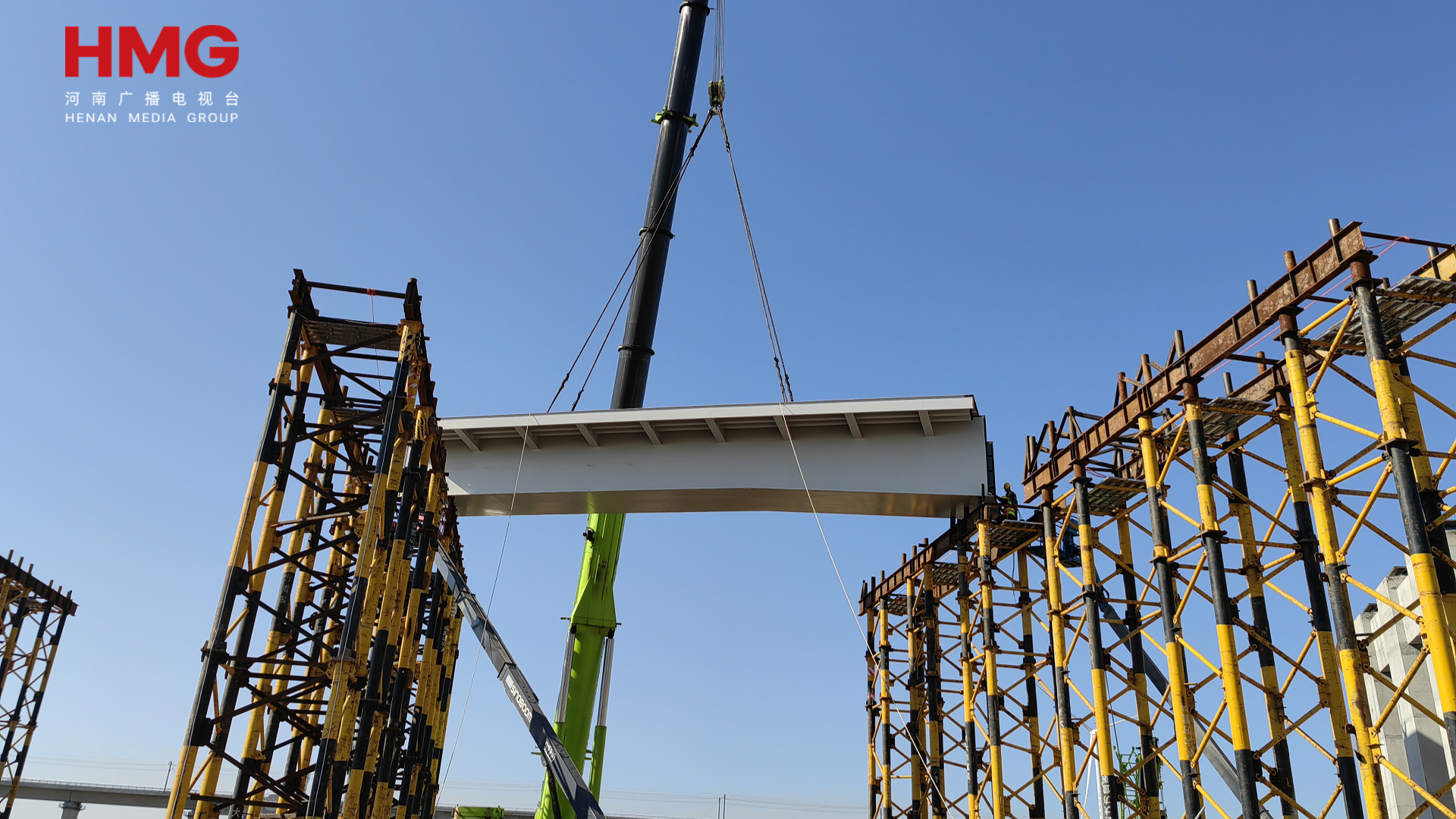 关键一步！新乡S227项目特大桥首片钢箱梁顺利进场架设