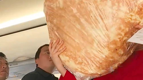 乘客带新疆巨馕坐飞机把空姐难住了