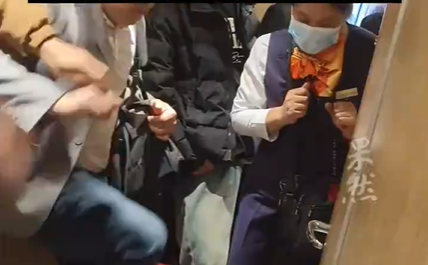 乘客被困高铁厕所多人踹门施救，知情者：厕所门锁故障