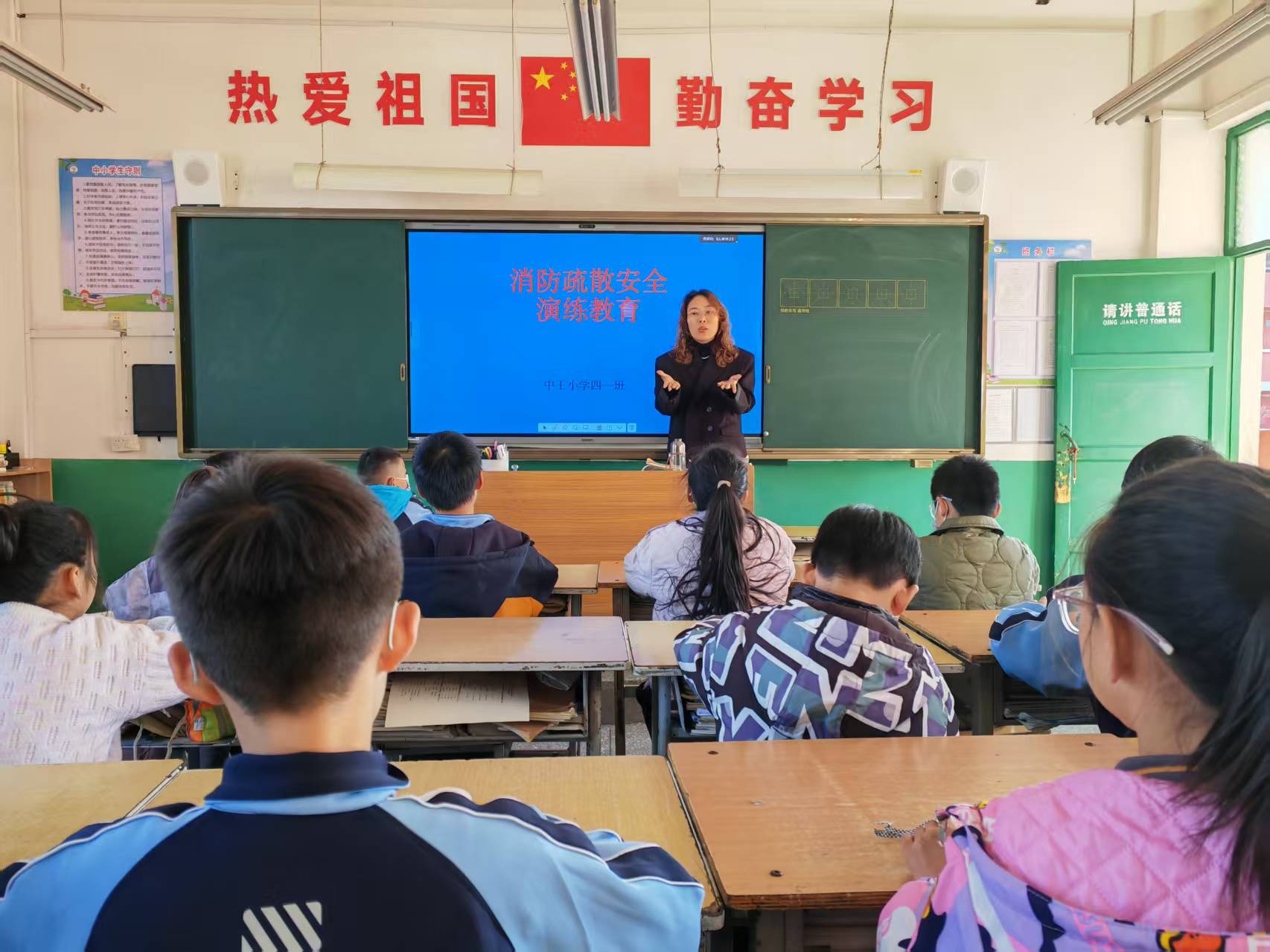 济源：轵城镇中王中心小学开展消防疏散安全演练  筑牢校园平安防火墙  守好师生安全防护线