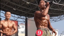 兵哥哥大秀肌肉，安全感满满！