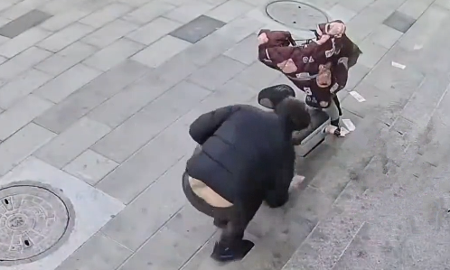 4万现金被大风吹走，市民半小时帮忙全部捡回