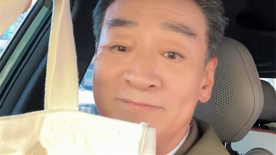 粉丝留言想念爷爷，演员寇振海带饺子探望