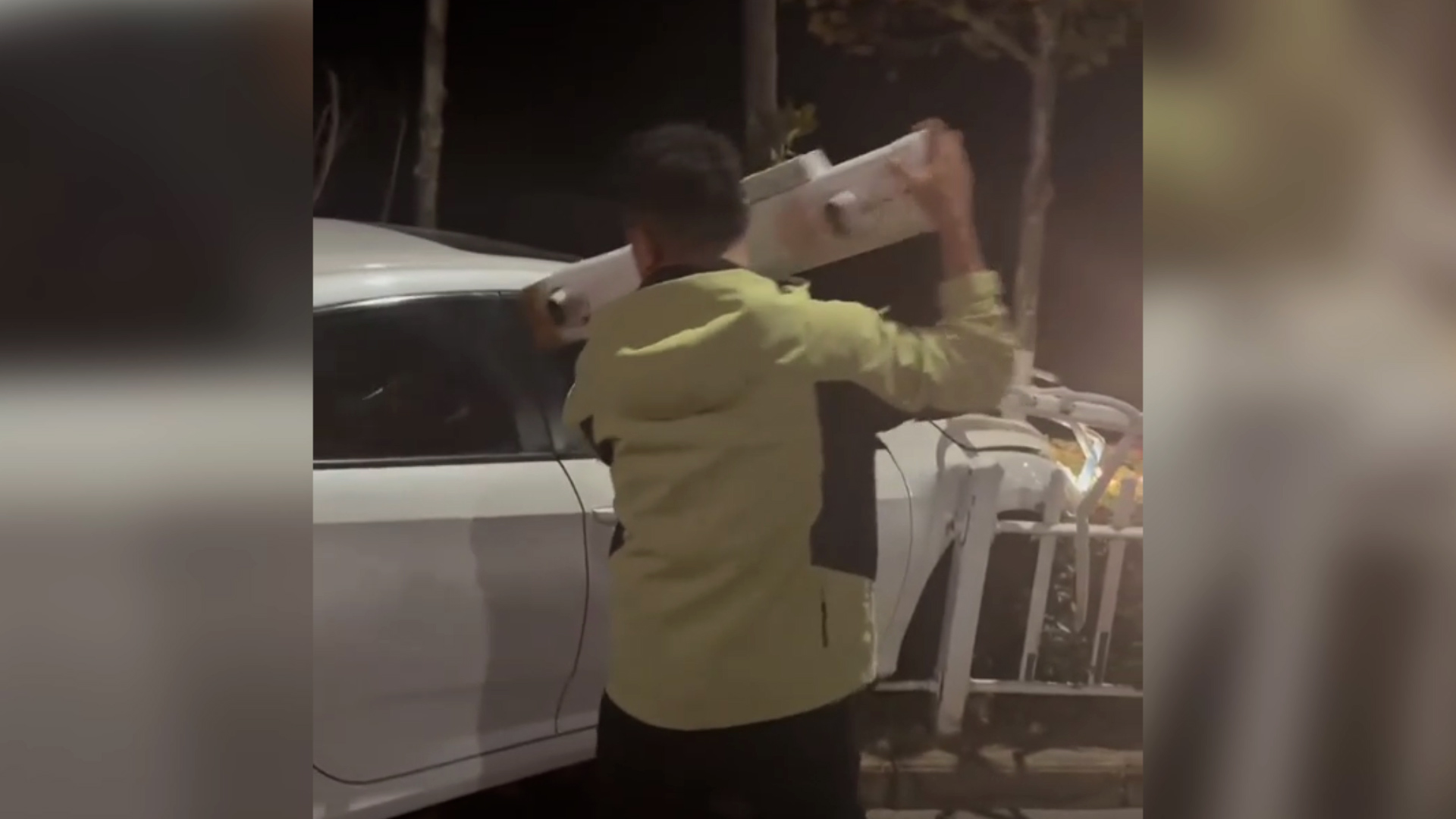 轿车深夜撞上护栏后冒烟，男子徒手用护栏碎片破窗救人