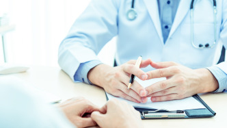 “咳咳咳 ——”咳嗽久了会咳成肺炎？