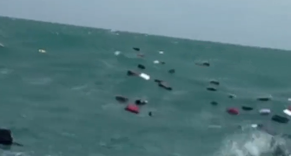 一群游客在泰国渡轮甲板上看风景，行李却漂走了