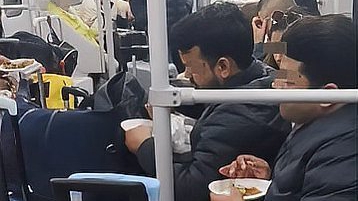 满车厢咖喱味！上海地铁回应多名外国人车内吃馅饼