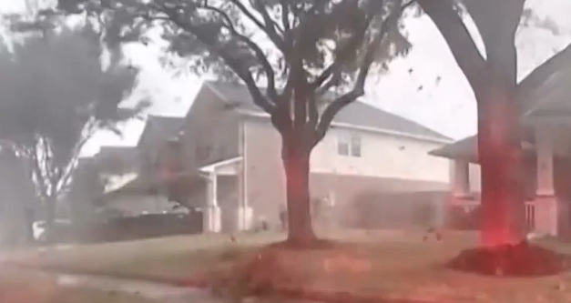 美国得州龙卷风损毁100多座房屋