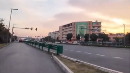 女子挑战不花钱生活，被餐馆老板教育：我们只帮真正有困难的