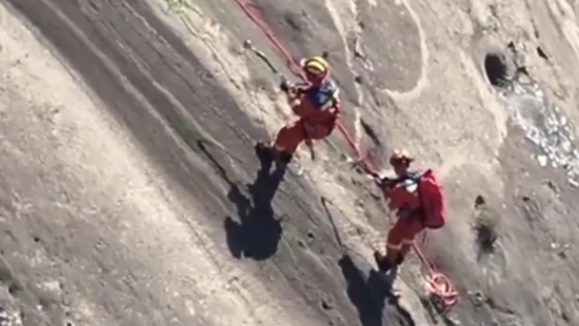 采药男子不慎坠崖 消防员攀下近乎垂直崖壁营救