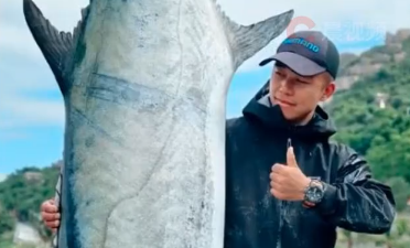 男子钓出227.2斤鱼王引围观，需要5名成年男子才能抬动