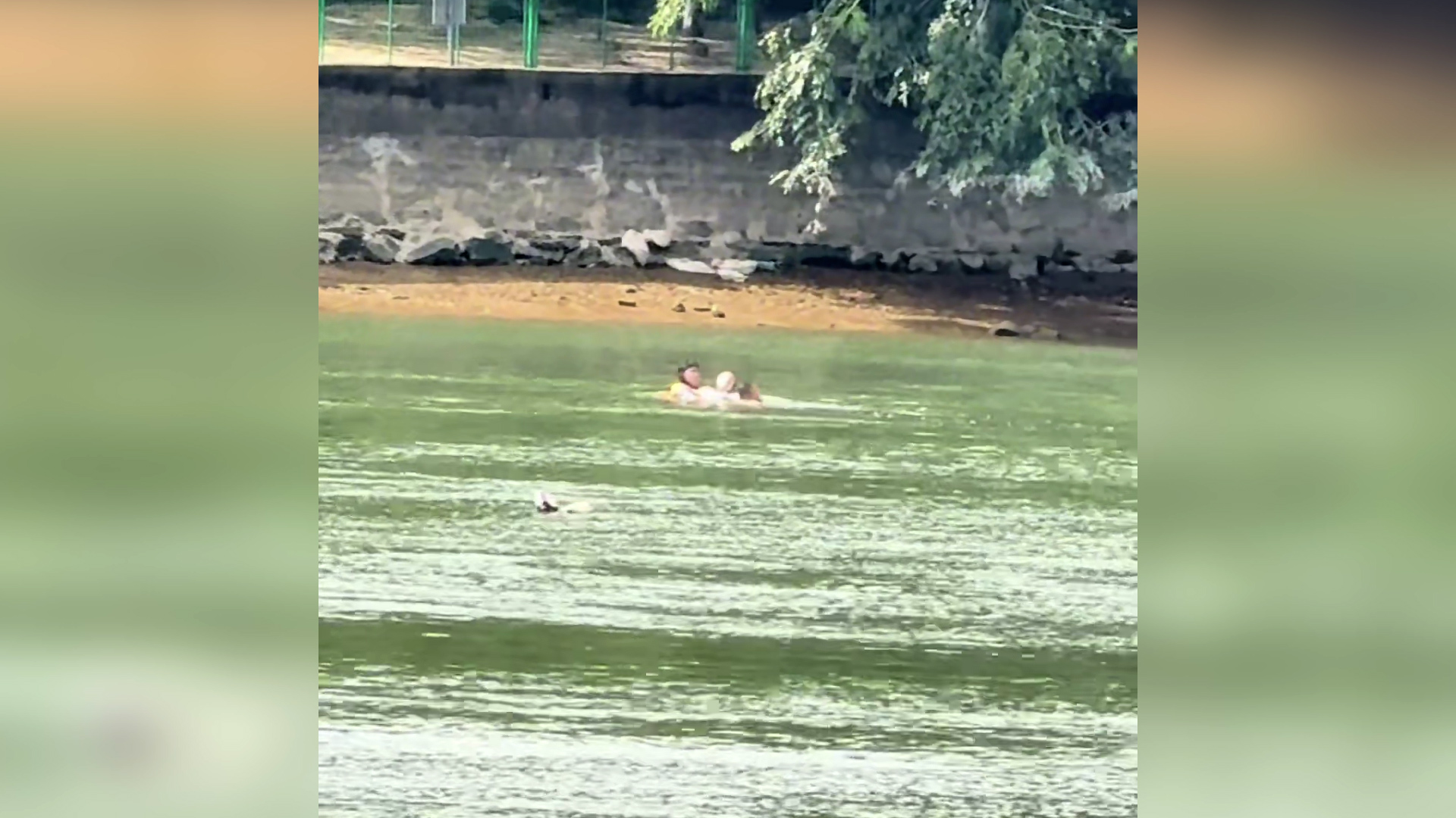 女子因抑郁躯体化症状跳江，外卖小哥拖救生圈横渡江面营救