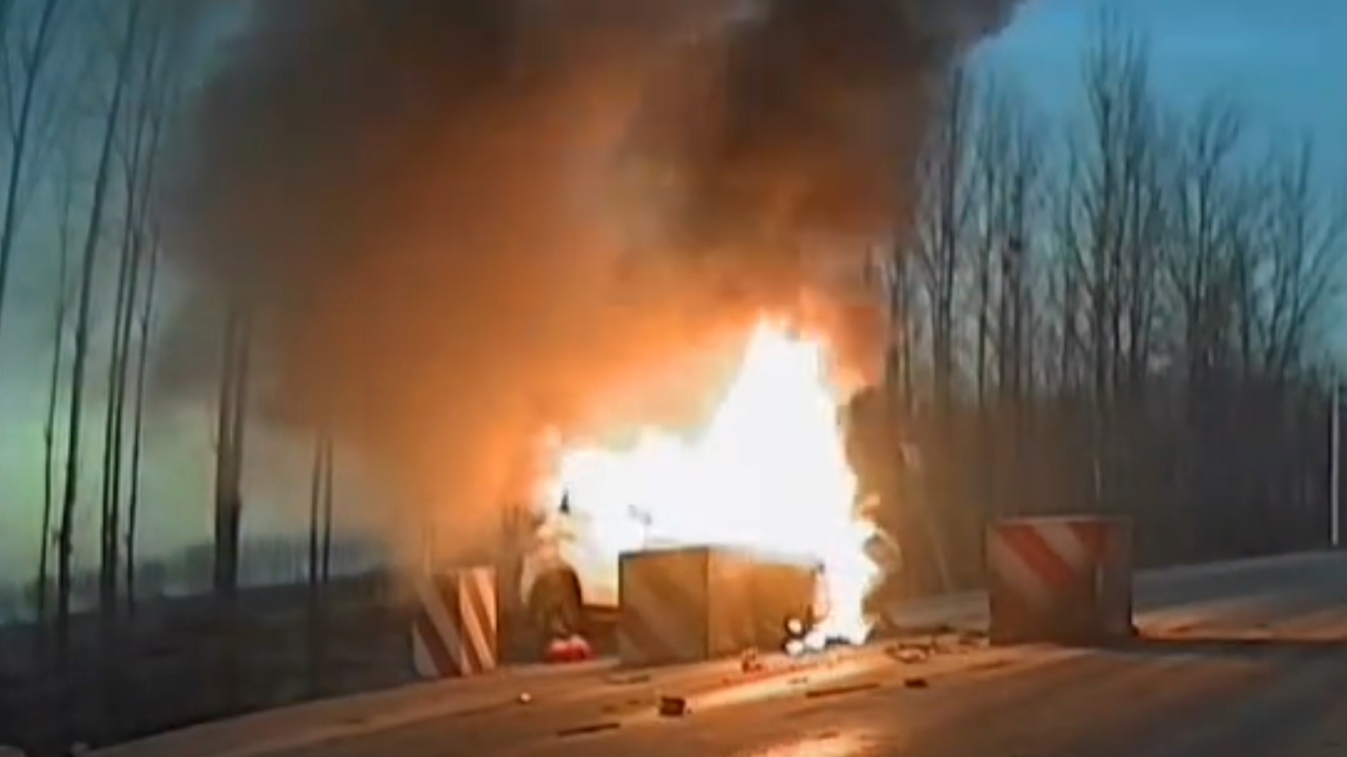 3分钟救4人！晋中一轿车撞限宽柱起火，路过司机砸窗救人