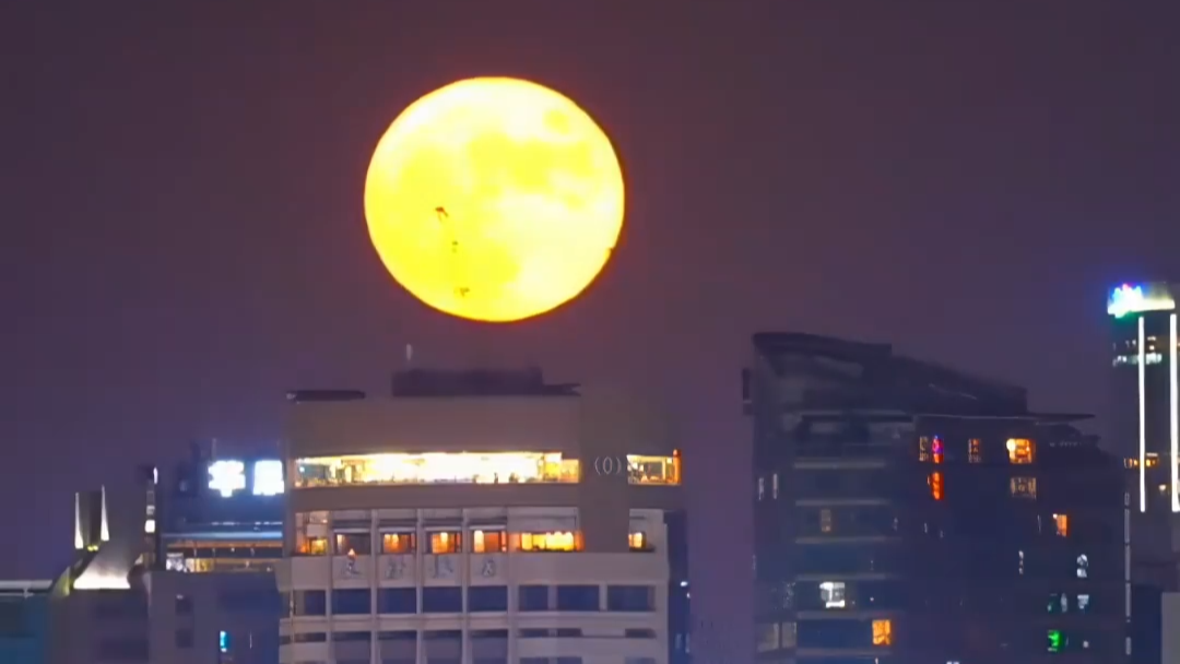 记得抬头看！本月，“超级月亮”和“星月童话”轮番上演