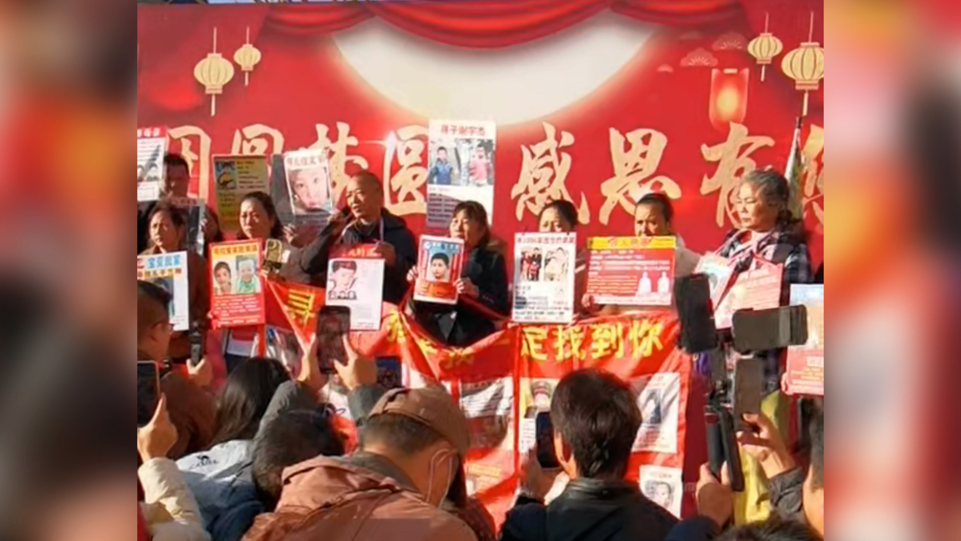 8岁男孩学校门口失踪，父亲苦寻26年从未放弃