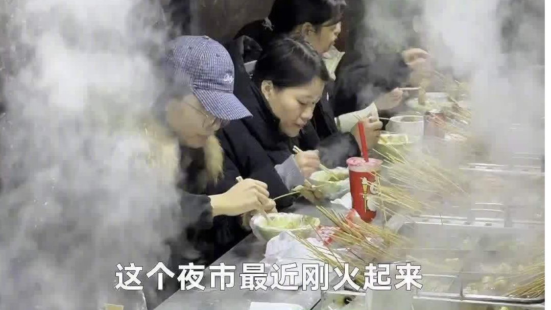 青岛地铁1号线小村庄站外的夜市火了