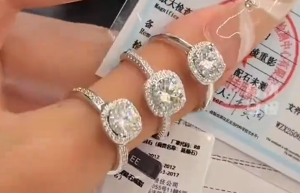 胖东来“小方糖戒指”热卖，1克拉售价169元