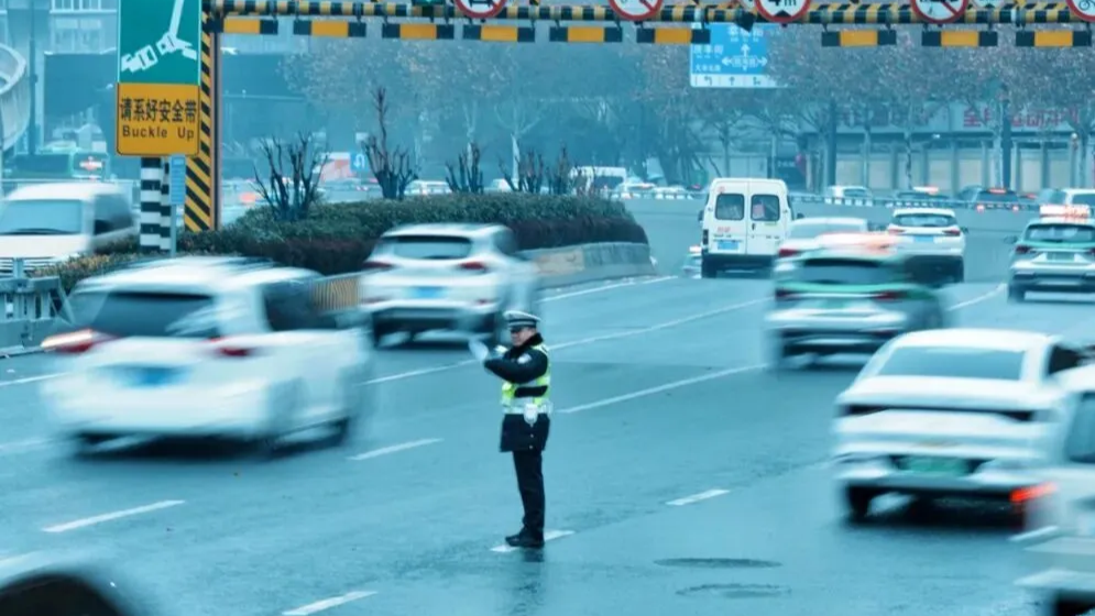 郑州交警：今晚，错峰出行！