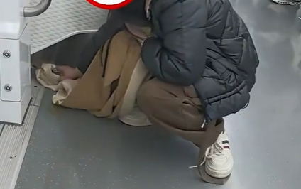 地铁回应女子打翻奶茶用围巾擦净：素质很高表示赞扬