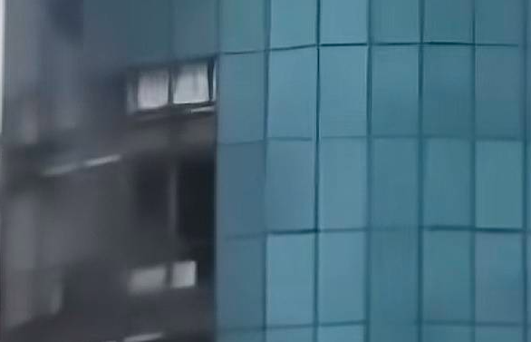 俄车臣首府遭袭 高楼被无人机炸大洞