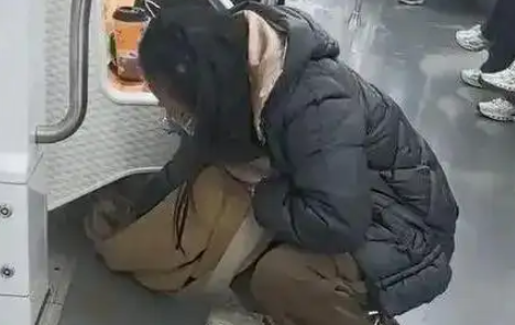 地铁上用围巾擦奶茶的女生找到啦