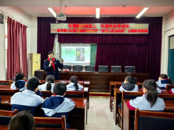 以劳模为镜，树劳动之风——明珠校区“劳模工匠进校园”创新劳动教育形式