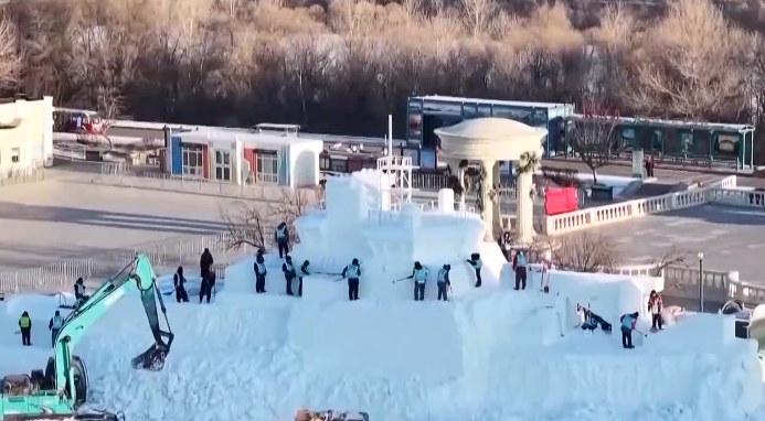 尔滨雪人先生即将上线，高度升至23.8米，正在雕刻