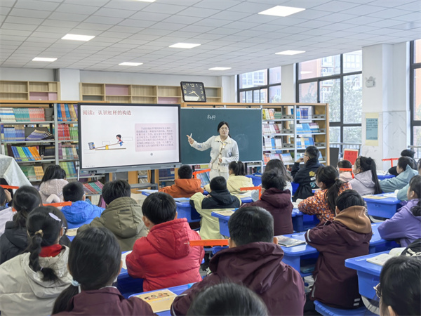 第六届“东风杯”校本教研优质课展示圆满结束