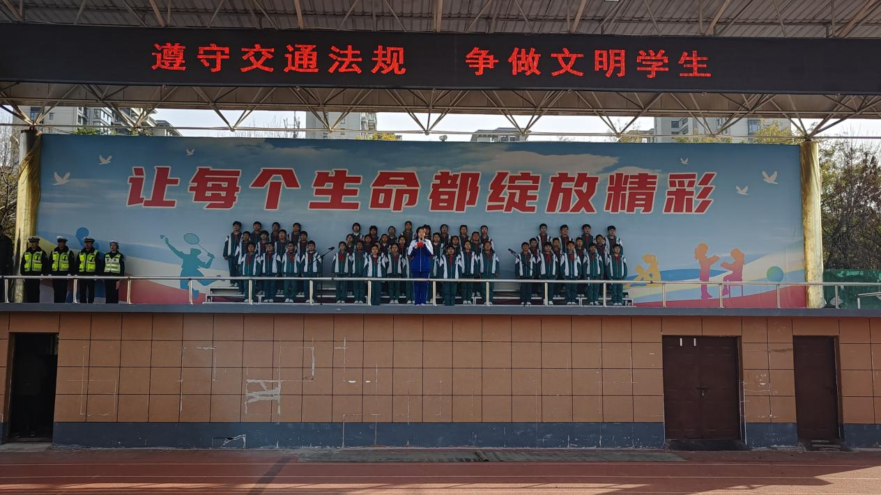 遵守交通法规 争做文明学生——濮阳市第八中学举行“文明交通”主题升旗仪式