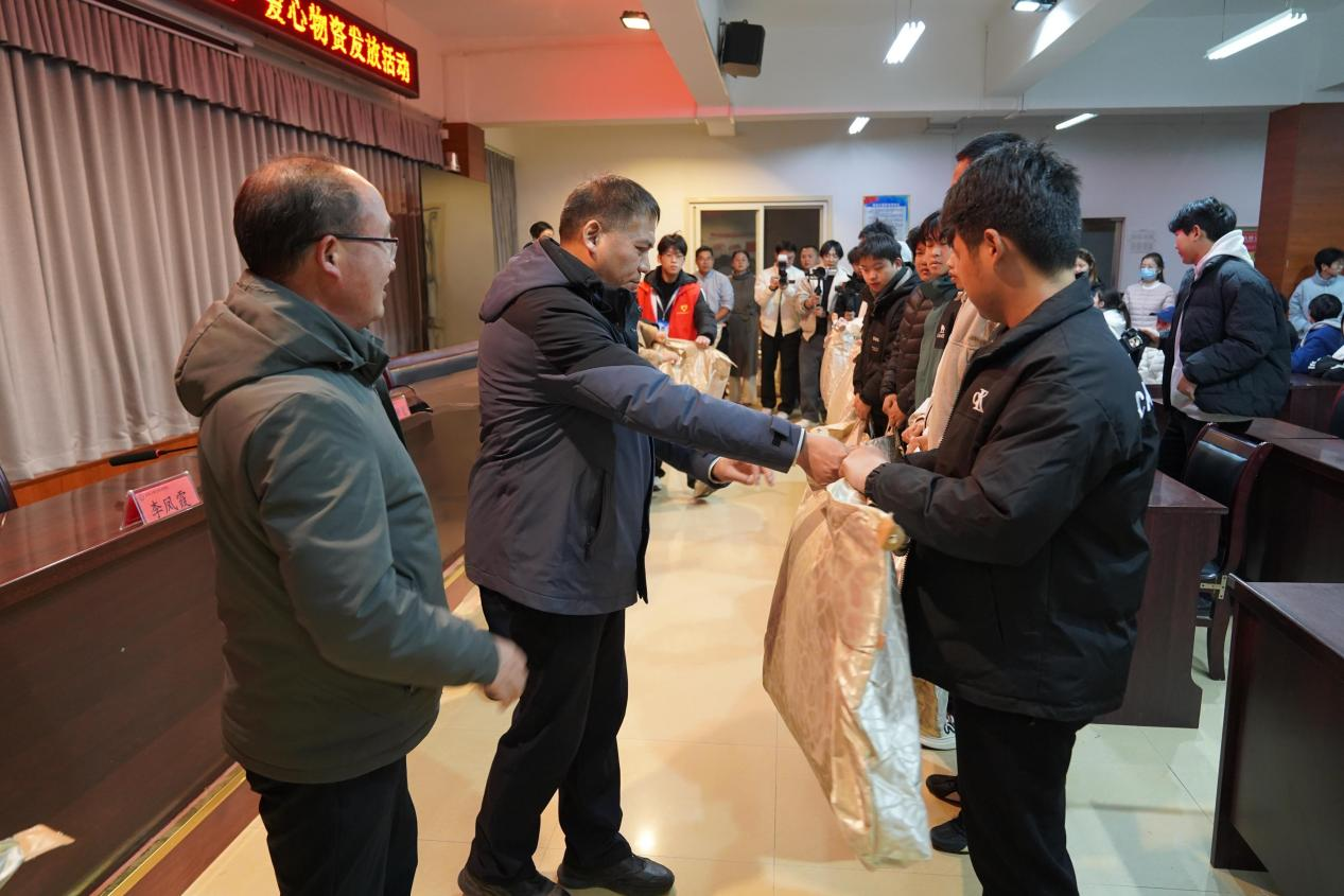 我为师生办实事——“冬季送温暖”爱心物资发放活动举行