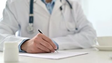 经常滴眼药水缓解眼干？医生提醒：盲目使用这类产品反伤眼